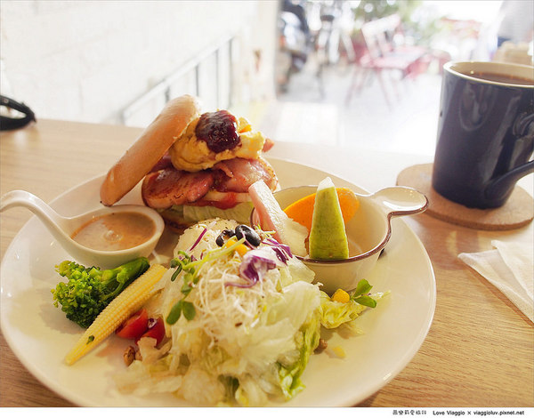 Puchi Loft小倉庫:【台北 Taipei】板橋早午餐 Puchi Loft小倉庫新菜色厚切培根貝果與黑麥菇烤雞堡