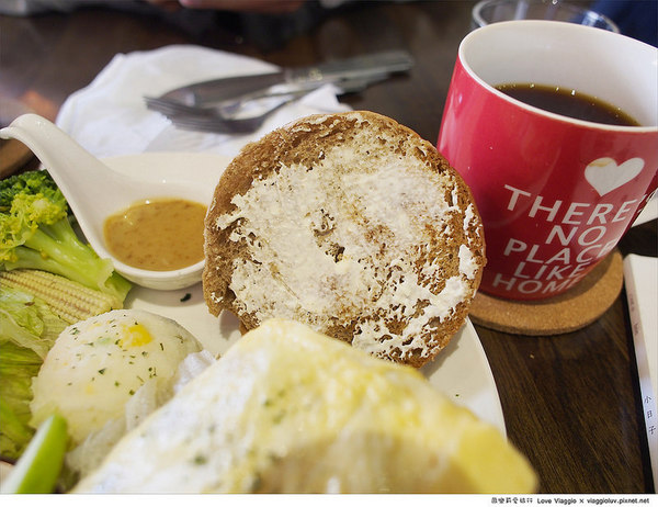 Puchi Loft小倉庫:【台北 Taipei】板橋早午餐 Puchi Loft小倉庫新菜色厚切培根貝果與黑麥菇烤雞堡