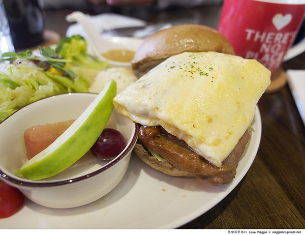Puchi Loft小倉庫:【台北 Taipei】板橋早午餐 Puchi Loft小倉庫新菜色厚切培根貝果與黑麥菇烤雞堡
