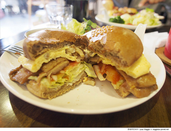 Puchi Loft小倉庫:【台北 Taipei】板橋早午餐 Puchi Loft小倉庫新菜色厚切培根貝果與黑麥菇烤雞堡