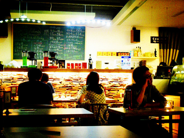 Picturesque 塗鴉空間書店:美食x享受x放鬆 第一次知道什麼叫做美食圖書館~還能遇到貓咪XDD_《Picturesque 塗鴉空間書店》