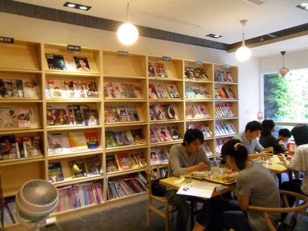 Picturesque 塗鴉空間書店:美食x享受x放鬆 第一次知道什麼叫做美食圖書館~還能遇到貓咪XDD_《Picturesque 塗鴉空間書店》