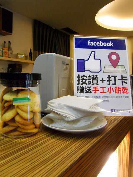 Picturesque 塗鴉空間書店:美食x享受x放鬆 第一次知道什麼叫做美食圖書館~還能遇到貓咪XDD_《Picturesque 塗鴉空間書店》