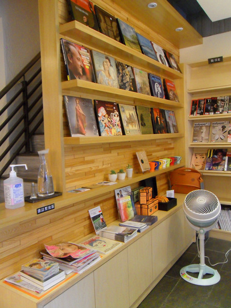 Picturesque 塗鴉空間書店:美食x享受x放鬆 第一次知道什麼叫做美食圖書館~還能遇到貓咪XDD_《Picturesque 塗鴉空間書店》