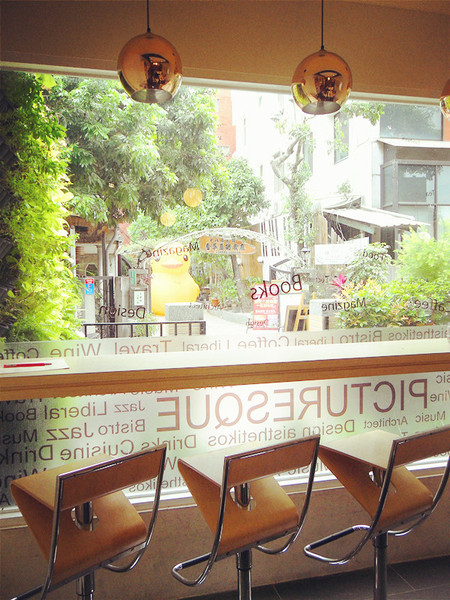 Picturesque 塗鴉空間書店:美食x享受x放鬆 第一次知道什麼叫做美食圖書館~還能遇到貓咪XDD_《Picturesque 塗鴉空間書店》