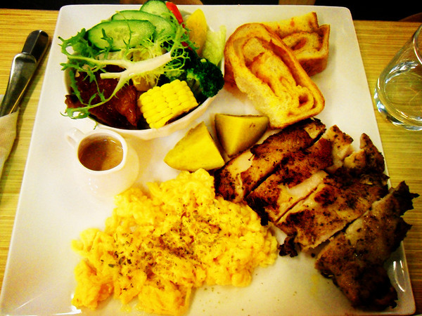 Picturesque 塗鴉空間書店:美食x享受x放鬆 第一次知道什麼叫做美食圖書館~還能遇到貓咪XDD_《Picturesque 塗鴉空間書店》