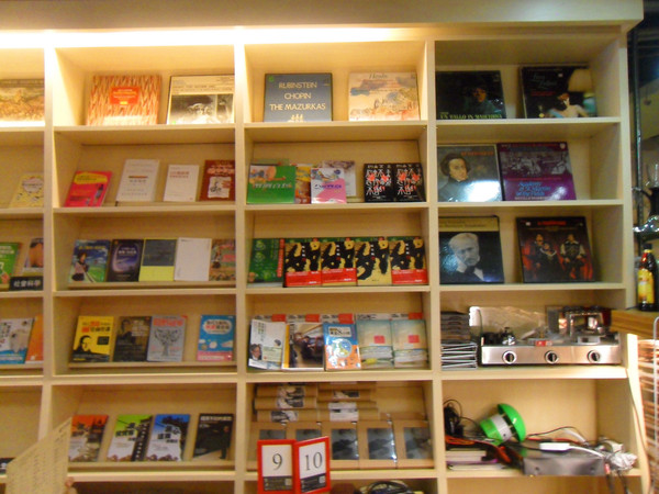 Picturesque 塗鴉空間書店:美食x享受x放鬆 第一次知道什麼叫做美食圖書館~還能遇到貓咪XDD_《Picturesque 塗鴉空間書店》