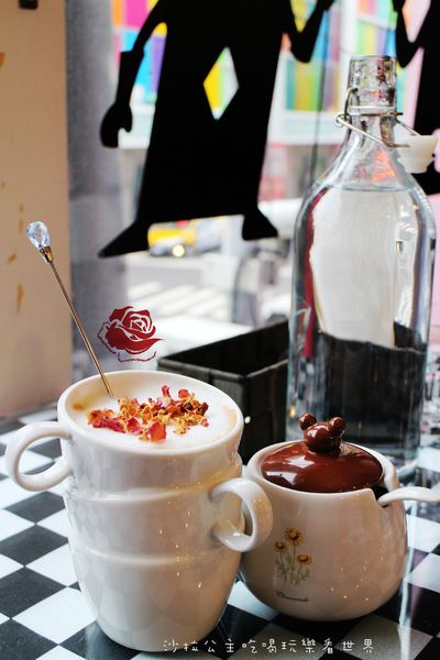 Alice Is Coming-來自愛麗絲：西門町下午茶『Alice Is Coming-來自愛麗絲』來自童話裡的咖啡館