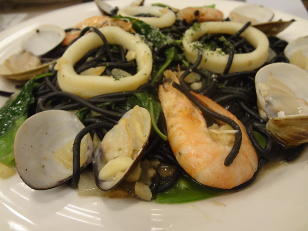 亞丁尼義式麵屋：1021124[官本金文愛台灣口碑券第17彈]亞丁尼義式麵屋整盤麵比月亮還大難怪史努比都住進來不想走