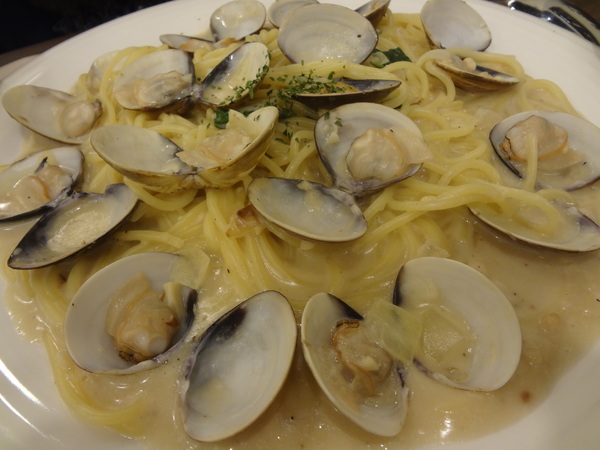 亞丁尼義式麵屋：1021124[官本金文愛台灣口碑券第17彈]亞丁尼義式麵屋整盤麵比月亮還大難怪史努比都住進來不想走