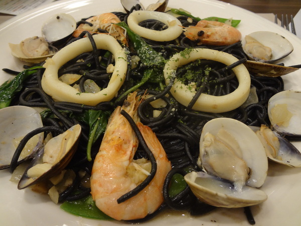 亞丁尼義式麵屋：1021124[官本金文愛台灣口碑券第17彈]亞丁尼義式麵屋整盤麵比月亮還大難怪史努比都住進來不想走