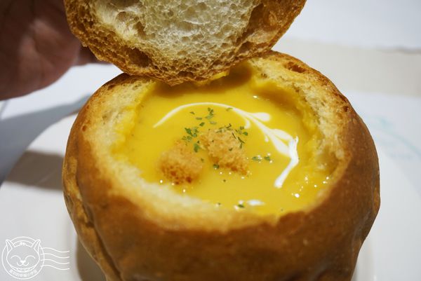 恬心朵朵Lily White Cafe(向上北路店)：【星羽愛美食-台中】彰化名店開設台中分店，麻油猴頭菇燉飯特別又美味~恬心朵朵。