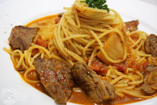 恬心朵朵Lily White Cafe(向上北路店)：【星羽愛美食-台中】彰化名店開設台中分店，麻油猴頭菇燉飯特別又美味~恬心朵朵。