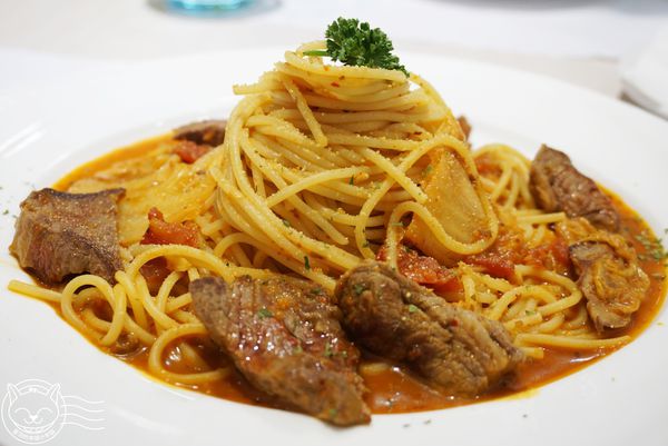 恬心朵朵Lily White Cafe(向上北路店)：【星羽愛美食-台中】彰化名店開設台中分店，麻油猴頭菇燉飯特別又美味~恬心朵朵。