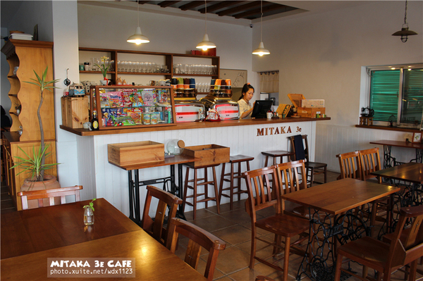 MITAKA 3e CAFE： MITAKA 3e CAFE✪黃昏×夜景×可愛元素(房子、車子、龍貓...)，悠閒放鬆的好去處~103.08.29