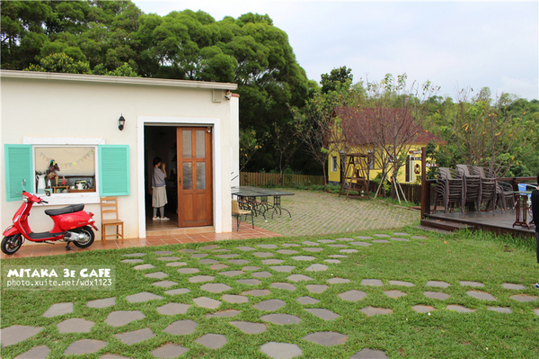 MITAKA 3e CAFE： MITAKA 3e CAFE✪黃昏×夜景×可愛元素(房子、車子、龍貓...)，悠閒放鬆的好去處~103.08.29