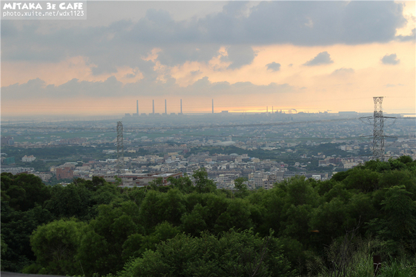 MITAKA 3e CAFE： MITAKA 3e CAFE✪黃昏×夜景×可愛元素(房子、車子、龍貓...)，悠閒放鬆的好去處~103.08.29