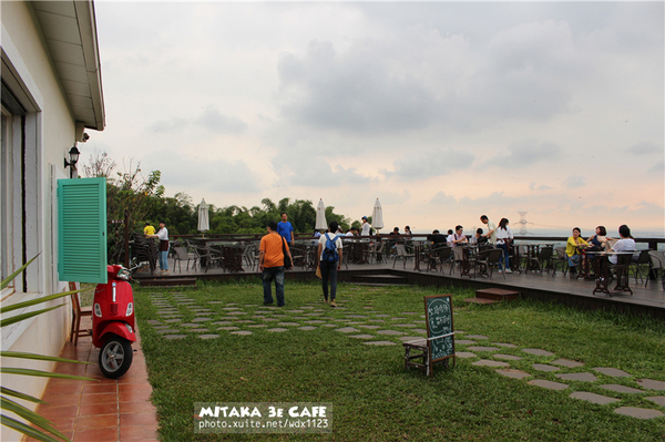 MITAKA 3e CAFE： MITAKA 3e CAFE✪黃昏×夜景×可愛元素(房子、車子、龍貓...)，悠閒放鬆的好去處~103.08.29
