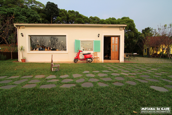 MITAKA 3e CAFE： MITAKA 3e CAFE✪黃昏×夜景×可愛元素(房子、車子、龍貓...)，悠閒放鬆的好去處~103.08.29