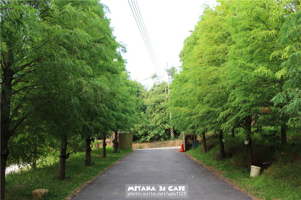 MITAKA 3e CAFE： MITAKA 3e CAFE✪黃昏×夜景×可愛元素(房子、車子、龍貓...)，悠閒放鬆的好去處~103.08.29