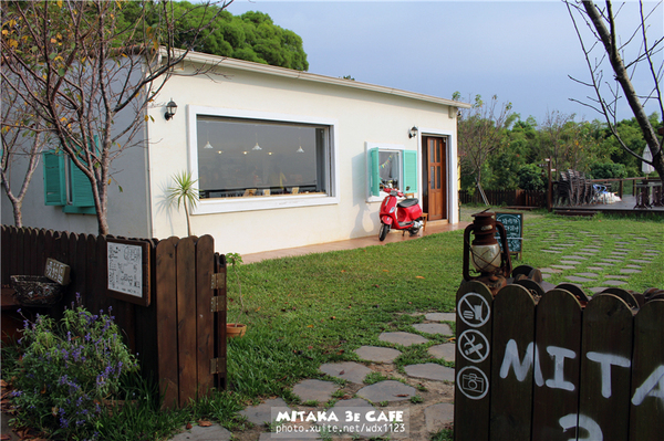 MITAKA 3e CAFE： MITAKA 3e CAFE✪黃昏×夜景×可愛元素(房子、車子、龍貓...)，悠閒放鬆的好去處~103.08.29