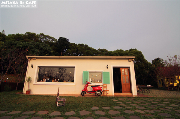 MITAKA 3e CAFE： MITAKA 3e CAFE✪黃昏×夜景×可愛元素(房子、車子、龍貓...)，悠閒放鬆的好去處~103.08.29