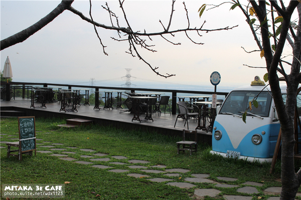 MITAKA 3e CAFE： MITAKA 3e CAFE✪黃昏×夜景×可愛元素(房子、車子、龍貓...)，悠閒放鬆的好去處~103.08.29