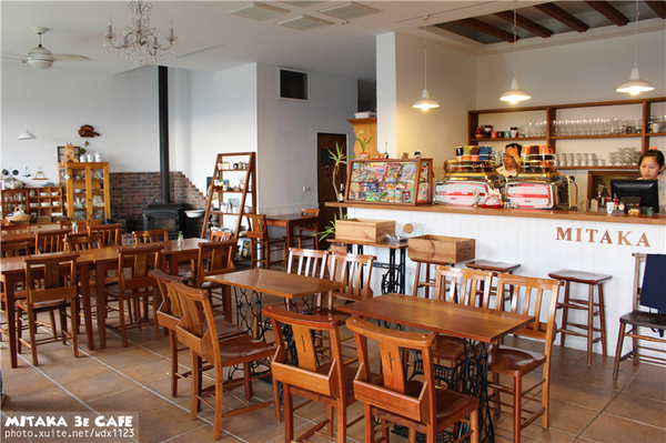 MITAKA 3e CAFE： MITAKA 3e CAFE✪黃昏×夜景×可愛元素(房子、車子、龍貓...)，悠閒放鬆的好去處~103.08.29