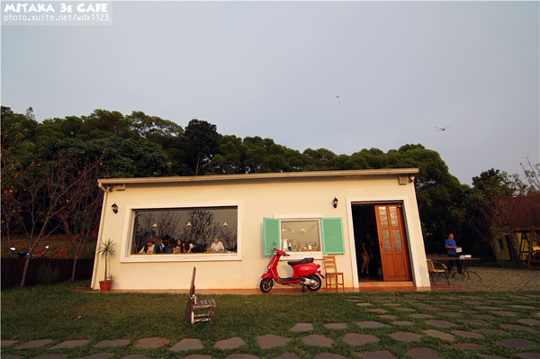 MITAKA 3e CAFE： MITAKA 3e CAFE✪黃昏×夜景×可愛元素(房子、車子、龍貓...)，悠閒放鬆的好去處~103.08.29