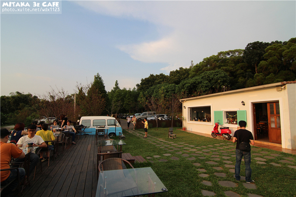 MITAKA 3e CAFE： MITAKA 3e CAFE✪黃昏×夜景×可愛元素(房子、車子、龍貓...)，悠閒放鬆的好去處~103.08.29