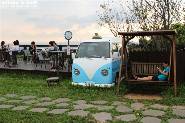 MITAKA 3e CAFE： MITAKA 3e CAFE✪黃昏×夜景×可愛元素(房子、車子、龍貓...)，悠閒放鬆的好去處~103.08.29