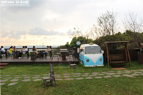 MITAKA 3e CAFE： MITAKA 3e CAFE✪黃昏×夜景×可愛元素(房子、車子、龍貓...)，悠閒放鬆的好去處~103.08.29