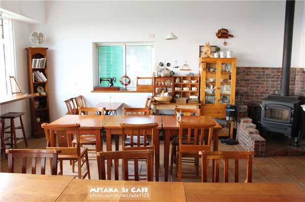 MITAKA 3e CAFE： MITAKA 3e CAFE✪黃昏×夜景×可愛元素(房子、車子、龍貓...)，悠閒放鬆的好去處~103.08.29