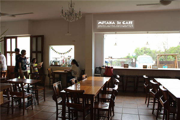 MITAKA 3e CAFE： MITAKA 3e CAFE✪黃昏×夜景×可愛元素(房子、車子、龍貓...)，悠閒放鬆的好去處~103.08.29