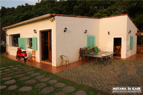 MITAKA 3e CAFE： MITAKA 3e CAFE✪黃昏×夜景×可愛元素(房子、車子、龍貓...)，悠閒放鬆的好去處~103.08.29