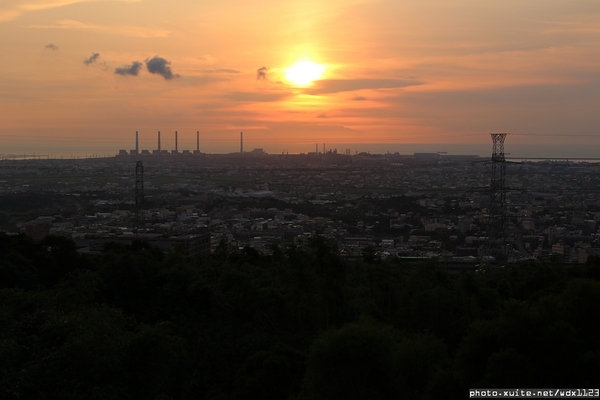 MITAKA 3e CAFE： MITAKA 3e CAFE✪黃昏×夜景×可愛元素(房子、車子、龍貓...)，悠閒放鬆的好去處~103.08.29