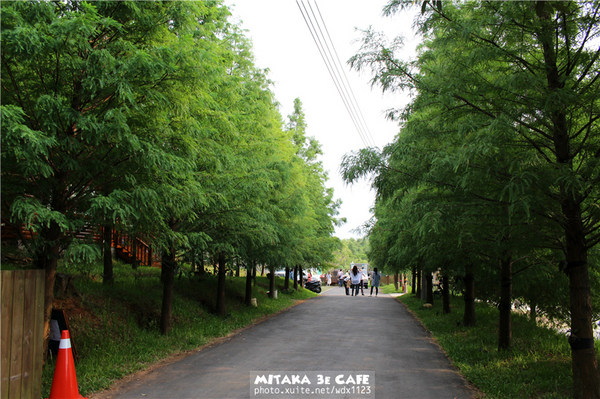 MITAKA 3e CAFE： MITAKA 3e CAFE✪黃昏×夜景×可愛元素(房子、車子、龍貓...)，悠閒放鬆的好去處~103.08.29