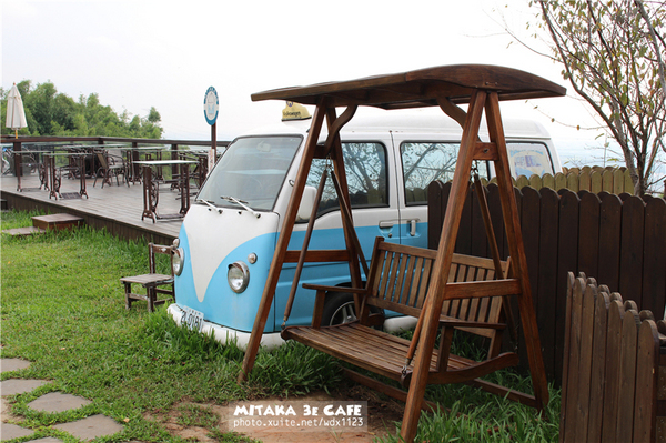 MITAKA 3e CAFE： MITAKA 3e CAFE✪黃昏×夜景×可愛元素(房子、車子、龍貓...)，悠閒放鬆的好去處~103.08.29