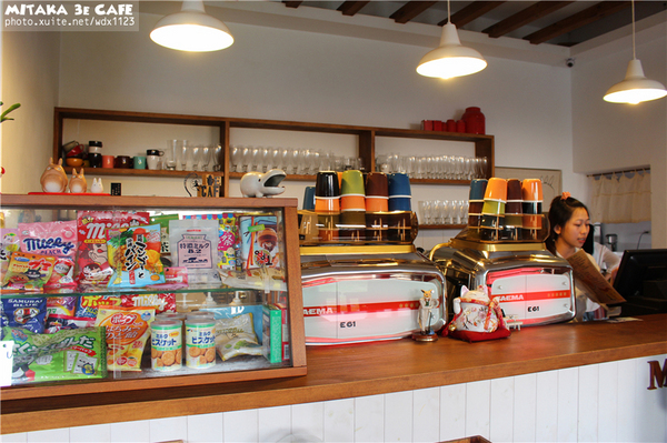 MITAKA 3e CAFE： MITAKA 3e CAFE✪黃昏×夜景×可愛元素(房子、車子、龍貓...)，悠閒放鬆的好去處~103.08.29
