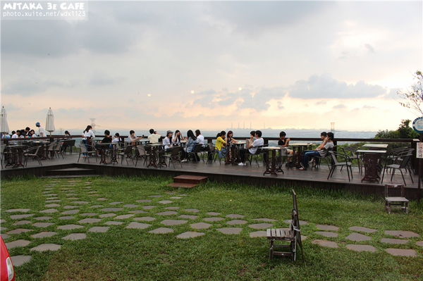 MITAKA 3e CAFE： MITAKA 3e CAFE✪黃昏×夜景×可愛元素(房子、車子、龍貓...)，悠閒放鬆的好去處~103.08.29