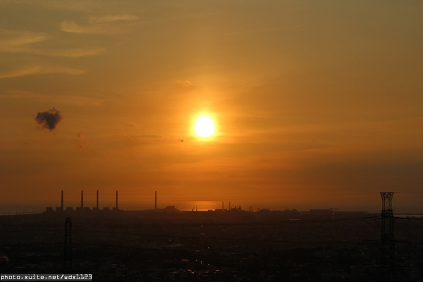 MITAKA 3e CAFE： MITAKA 3e CAFE✪黃昏×夜景×可愛元素(房子、車子、龍貓...)，悠閒放鬆的好去處~103.08.29