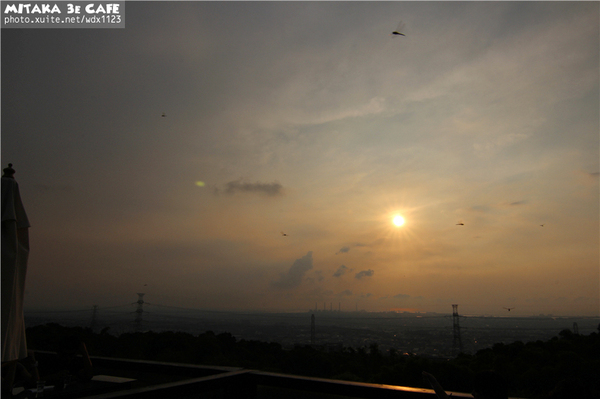 MITAKA 3e CAFE： MITAKA 3e CAFE✪黃昏×夜景×可愛元素(房子、車子、龍貓...)，悠閒放鬆的好去處~103.08.29