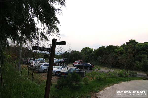 MITAKA 3e CAFE： MITAKA 3e CAFE✪黃昏×夜景×可愛元素(房子、車子、龍貓...)，悠閒放鬆的好去處~103.08.29