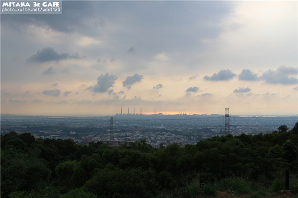 MITAKA 3e CAFE： MITAKA 3e CAFE✪黃昏×夜景×可愛元素(房子、車子、龍貓...)，悠閒放鬆的好去處~103.08.29