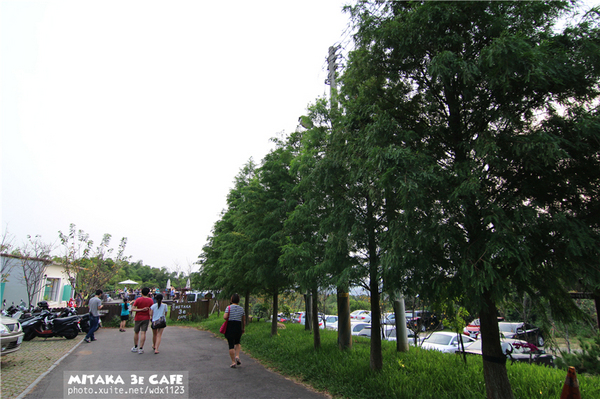 MITAKA 3e CAFE： MITAKA 3e CAFE✪黃昏×夜景×可愛元素(房子、車子、龍貓...)，悠閒放鬆的好去處~103.08.29