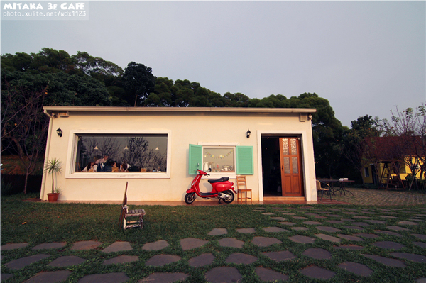 MITAKA 3e CAFE： MITAKA 3e CAFE✪黃昏×夜景×可愛元素(房子、車子、龍貓...)，悠閒放鬆的好去處~103.08.29