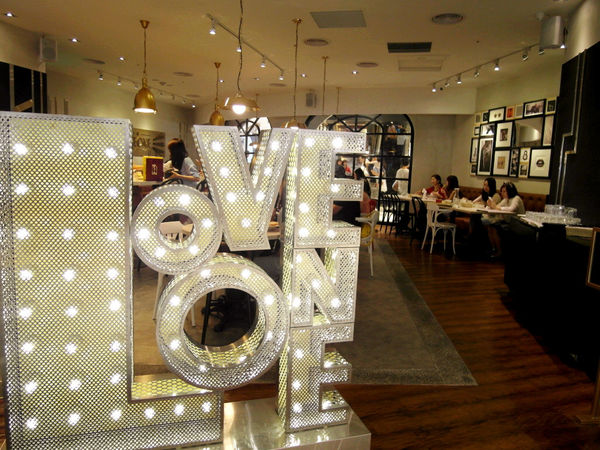 ATT 4 FUN 甜蜜王國：【信義】ATT 4 FUN甜點王國。Carousel cafe。Rippie。