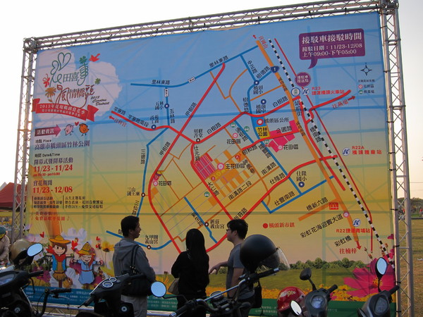 橋頭花田喜事:2013高雄橋頭。黃色小鴨出沒花田喜事?!