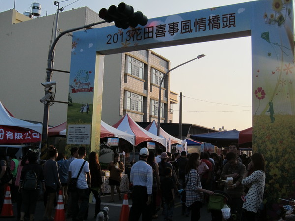 橋頭花田喜事:2013高雄橋頭。黃色小鴨出沒花田喜事?!