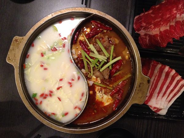 水煮牛肉牛奶海鮮鴛鴦鍋